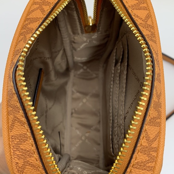 MICHAEL KORS
Jet Set Travel Medium Signature Logo Crossbody
COLOR CIDER MULTI - Picture 14 of 15